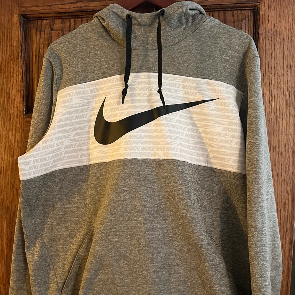 Nike Men’s sweatshirt in good used condition.